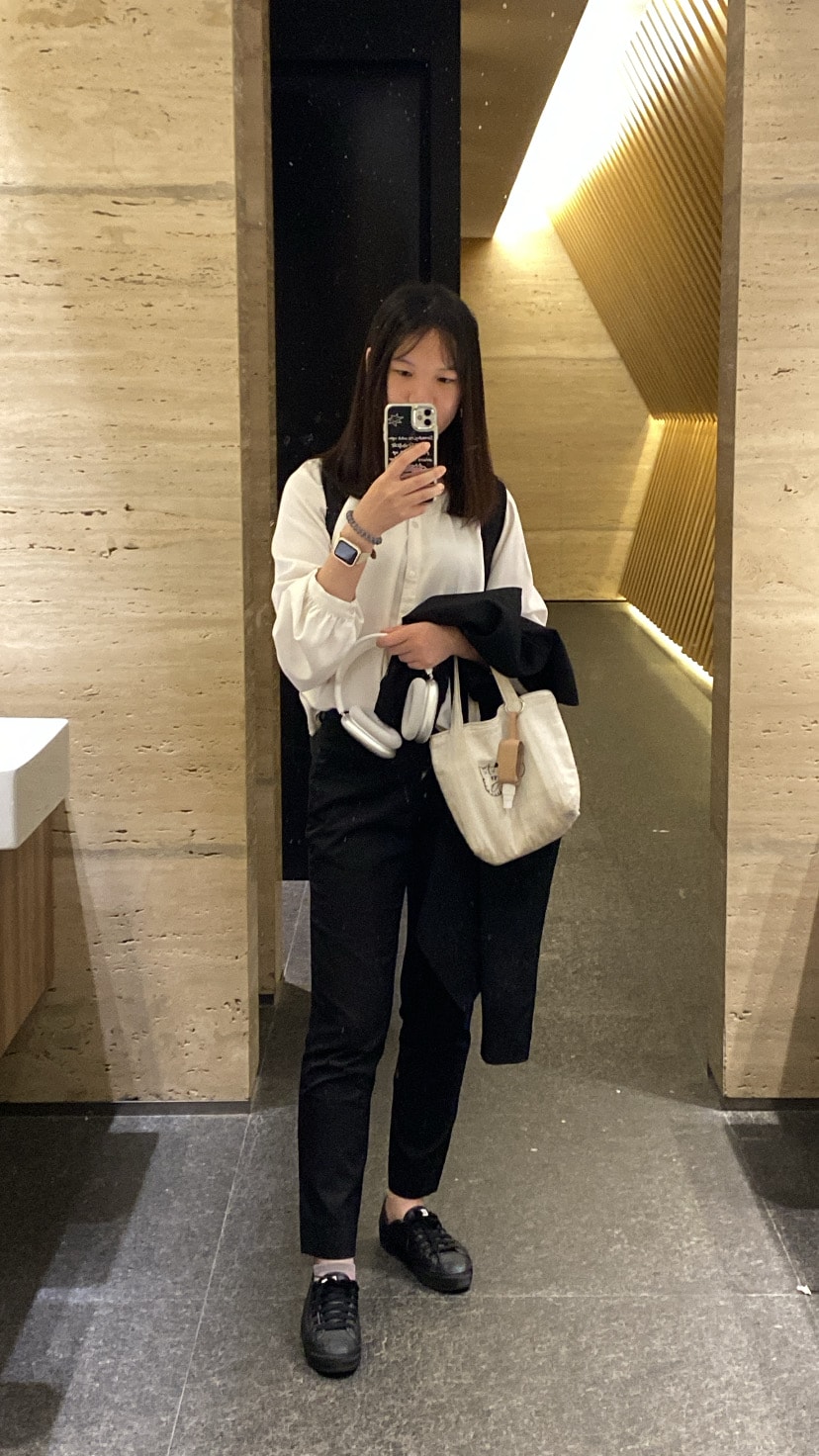 顧問報到當天穿得超正式XD